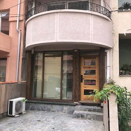 In Free Parking Area * 斯科普里