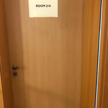 招待所 In Free Parking Area *