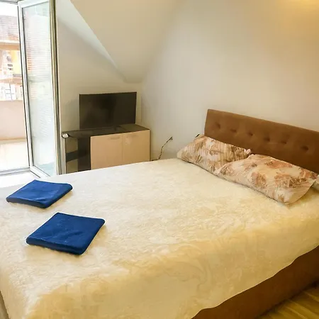 In Free Parking Area 招待所 *