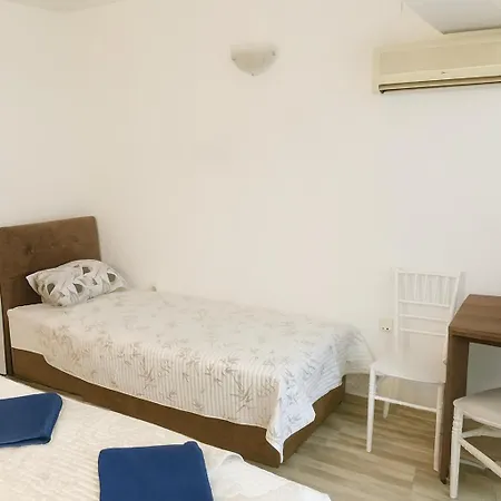 招待所 In Free Parking Area