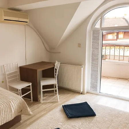 In Free Parking Area 招待所