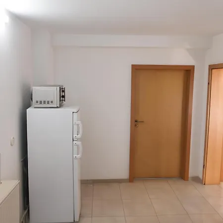 招待所 In Free Parking Area *